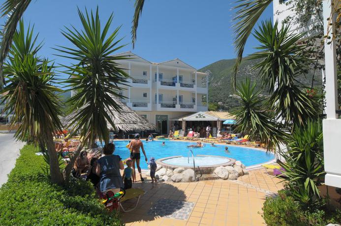Imagen de la piscina del Hotel Lefko. Foto 8