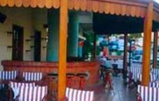 Imagen del bar/restaurante del Hotel Lefkoniko Sands. Foto 2