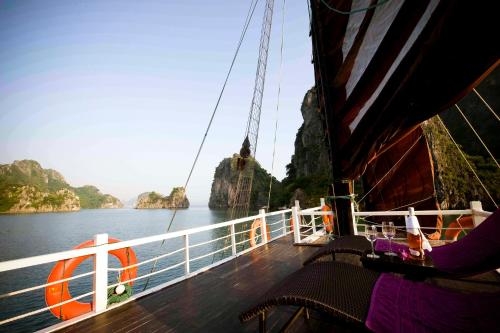 Imagen de la habitación del Hotel Legend Halong Private Cruises - Managed By Bhaya C. Foto 6