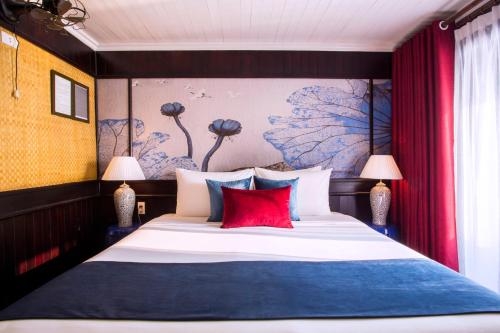 Imagen general del Hotel Legend Halong Private Cruises - Managed By Bhaya C. Foto 1