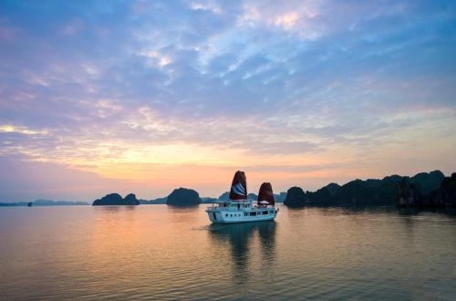 Imagen de la habitación del Hotel Legend Halong Private Cruises - Managed By Bhaya C. Foto 8