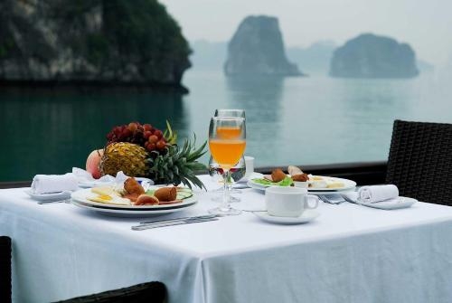 Imagen de la habitación del Hotel Legend Halong Private Cruises - Managed By Bhaya C. Foto 9