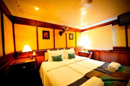 Imagen de la habitación del Hotel Legend Halong Private Cruises - Managed By Bhaya C. Foto 10