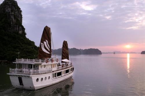 Imagen general del Hotel Legend Halong Private Cruises - Managed By Bhaya C. Foto 3