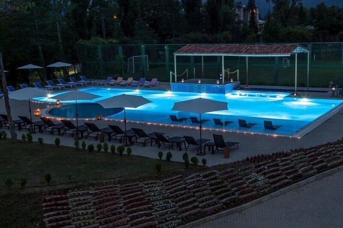 Imagen de la piscina del Hotel Legends Tskaltubo Spa Resort. Foto 14