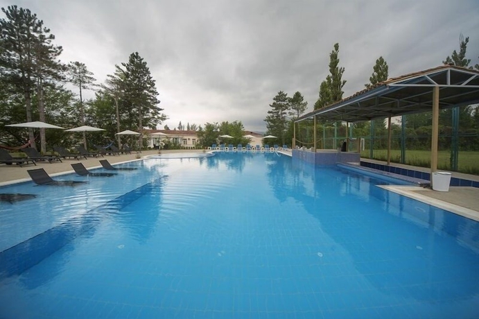 Imagen de la piscina del Hotel Legends Tskaltubo Spa Resort. Foto 16