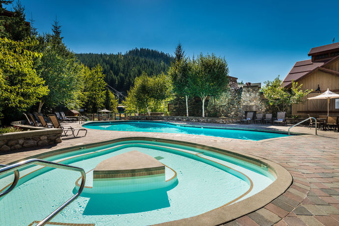 Imagen de la piscina del Hotel Legends Whistler. Foto 15