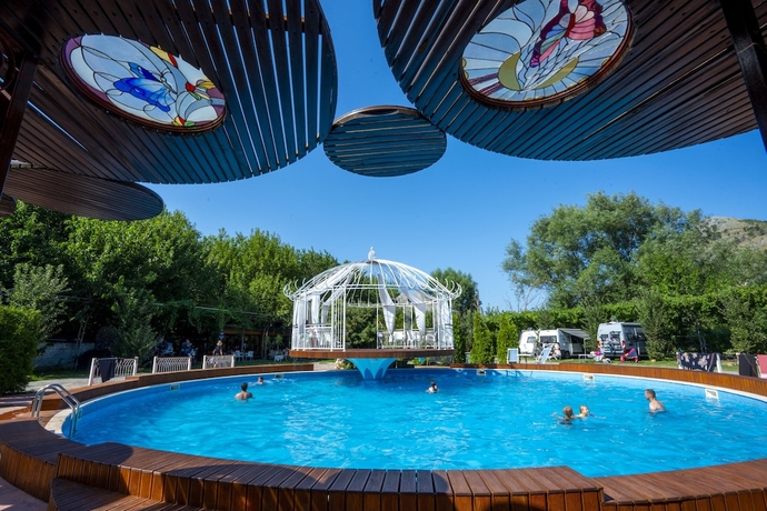 Imagen de la piscina del Hotel Legjenda. Foto 15