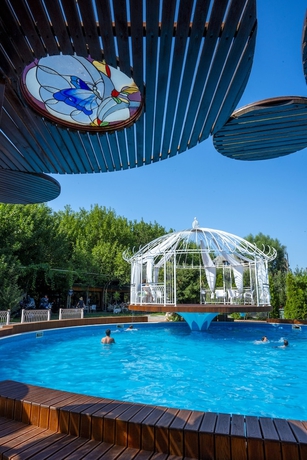 Imagen de la piscina del Hotel Legjenda. Foto 16