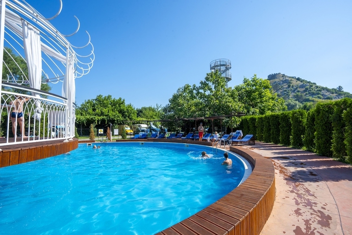 Imagen de la piscina del Hotel Legjenda. Foto 17