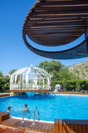 Imagen de la piscina del Hotel Legjenda. Foto 18