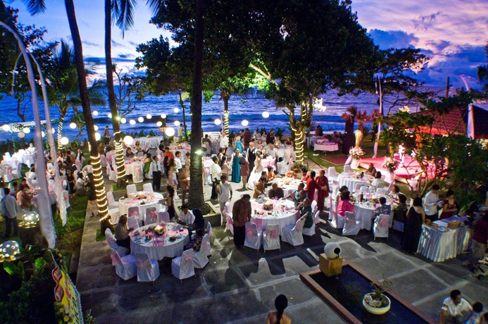 Imagen de los exteriores del Hotel Legong Keraton Beach. Foto 8