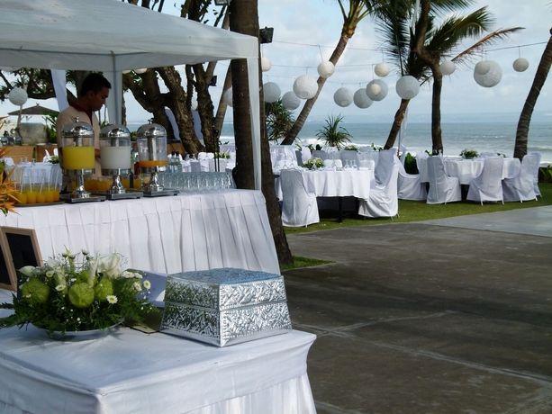 Imagen de los exteriores del Hotel Legong Keraton Beach. Foto 9