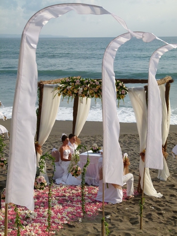 Imagen de los exteriores del Hotel Legong Keraton Beach. Foto 10