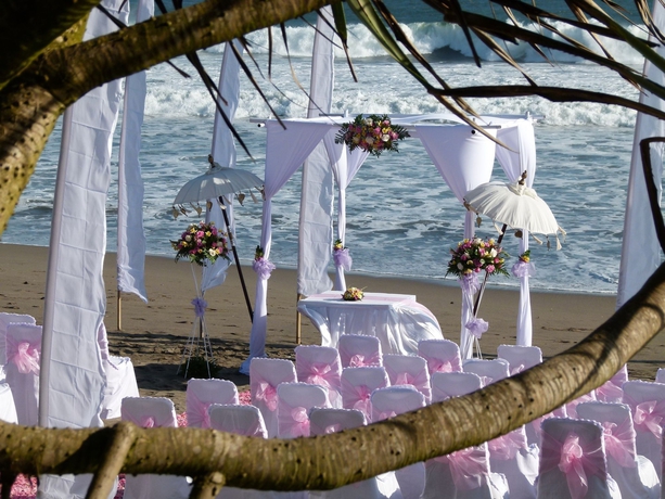 Imagen de los exteriores del Hotel Legong Keraton Beach. Foto 11