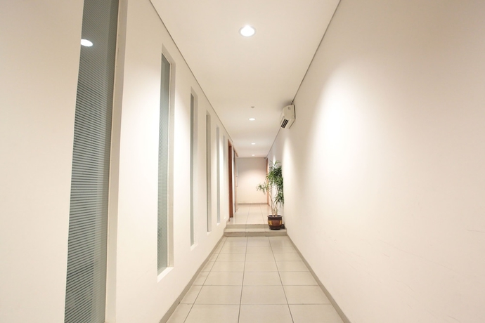 Imagen de los interiores del Hotel Legreen Suite Kuningan. Foto 13