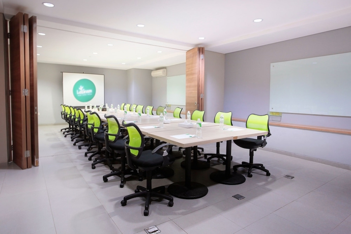 Imagen de los interiores del Hotel Legreen Suite Kuningan. Foto 16