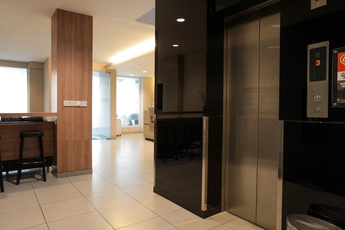 Imagen de los interiores del Hotel Legreen Suite Kuningan. Foto 17