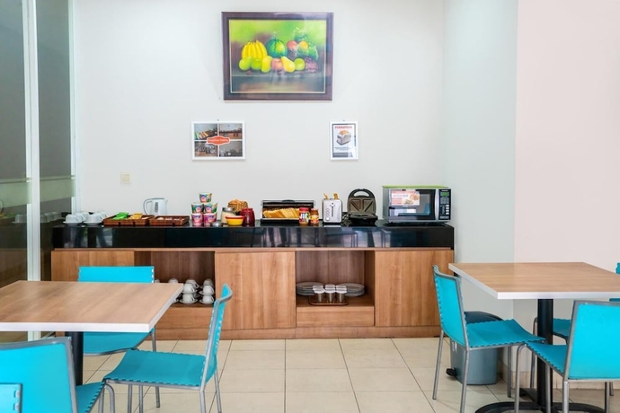 Imagen del bar/restaurante del Hotel Legreen Suite Senayan. Foto 4