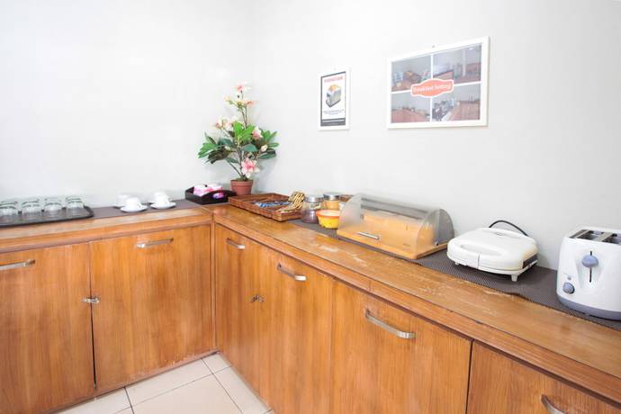 Imagen del bar/restaurante del Hotel Legreen Suite Tondano. Foto 3