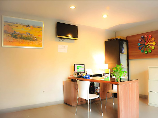 Imagen de los interiores del Hotel Legreen Suite Tondano. Foto 12
