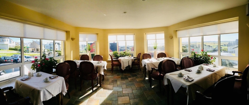 Imagen del bar/restaurante del Hotel Lehinch Lodge. Foto 4