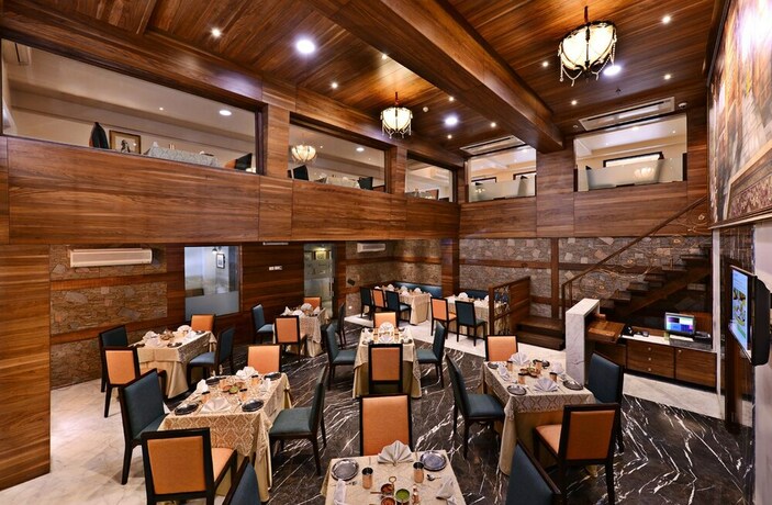 Imagen del bar/restaurante del Hotel Leisure Inn Grand Chanakya. Foto 18