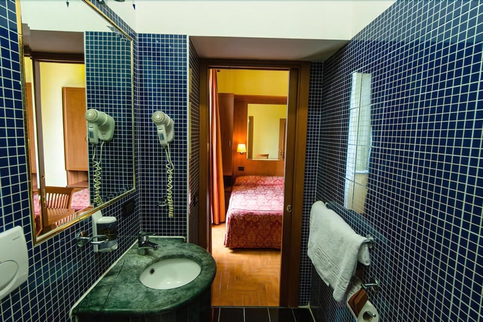 Imagen de la habitación del Hotel Lella. Foto 6