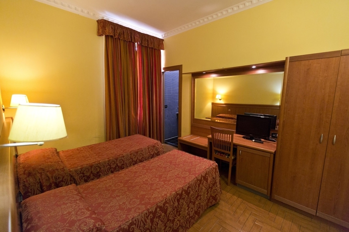 Imagen de la habitación del Hotel Lella. Foto 10