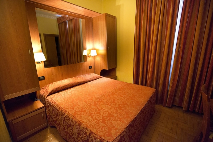 Imagen de la habitación del Hotel Lella. Foto 11