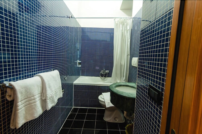 Imagen de la habitación del Hotel Lella. Foto 17