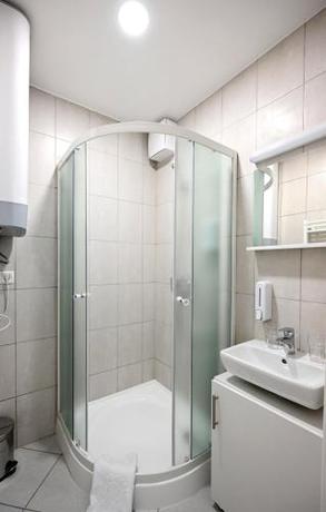 Imagen de la habitación del Hotel Lelle. Foto 19