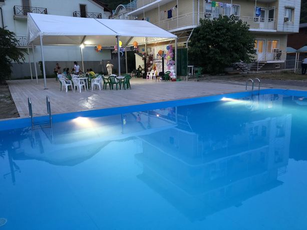 Imagen de la piscina del Hotel Lelux, Ol'ginka. Foto 18