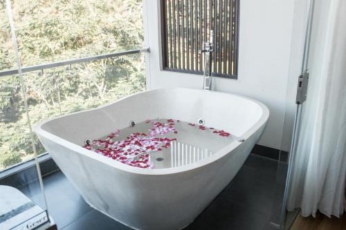 Imagen general del Hotel Lembang Asri Resort. Foto 4