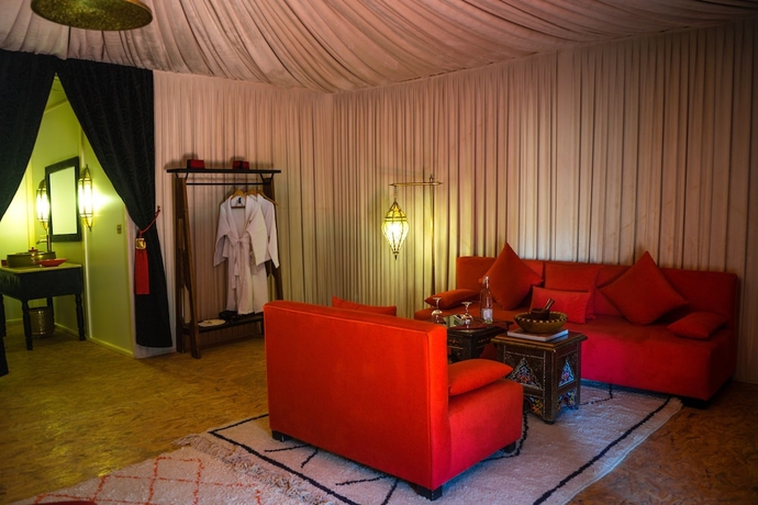 Imagen de la habitación del Hotel Lemnaouar Erg Camp. Foto 17