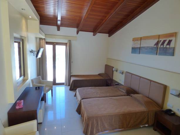 Imagen de la habitación del Hotel Lemnos Village Resort. Foto 15
