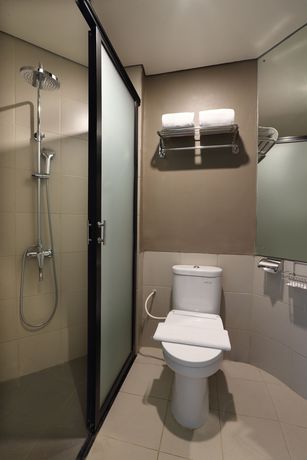 Imagen de la habitación del Hotel Lemo Serpong. Foto 11
