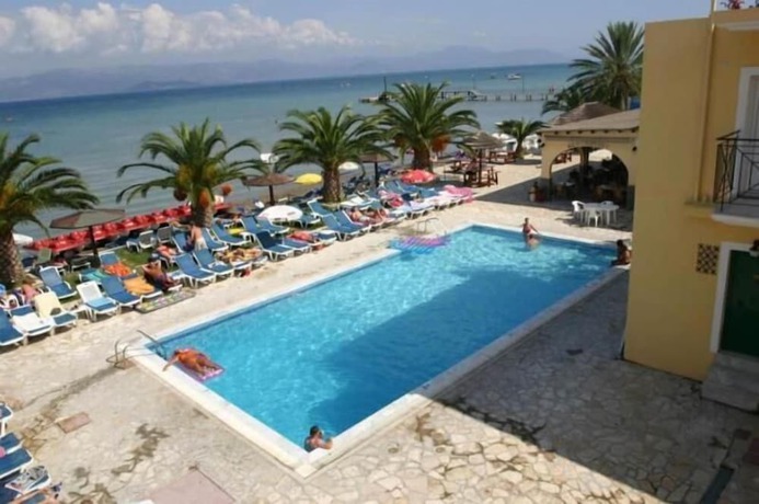 Imagen de la piscina del Hotel Lemon Grove and Studios. Foto 17