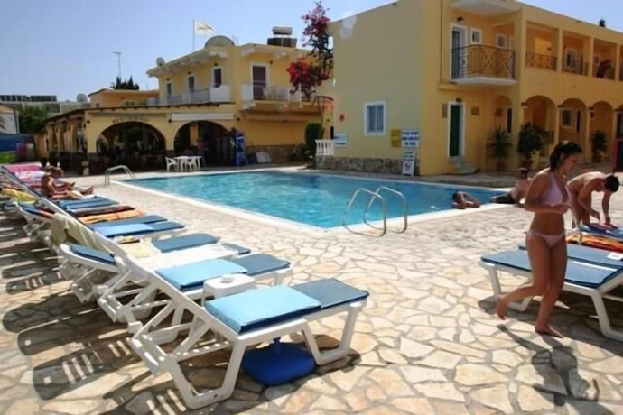 Imagen de la piscina del Hotel Lemon Grove and Studios. Foto 18
