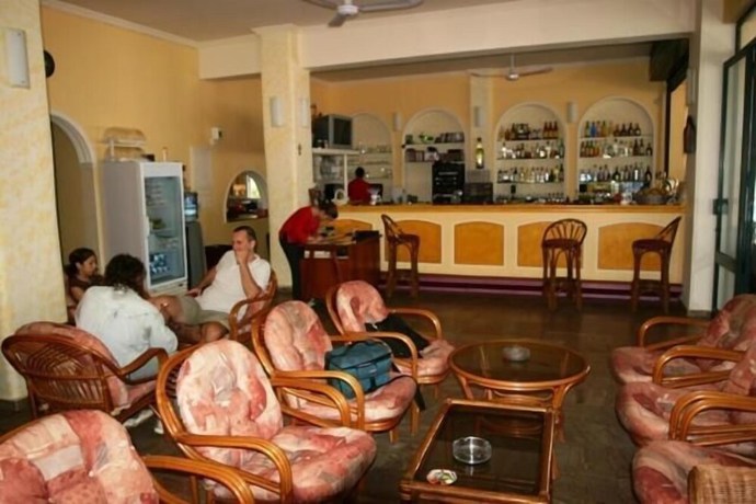 Imagen del bar/restaurante del Hotel Lemon Grove and Studios. Foto 5