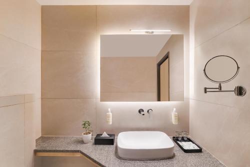 Imagen de la habitación del Hotel Lemon Tree, Haridwar. Foto 16