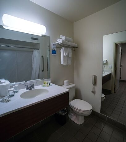 Imagen de la habitación del Hotel Lemon Tree Inn. Foto 19