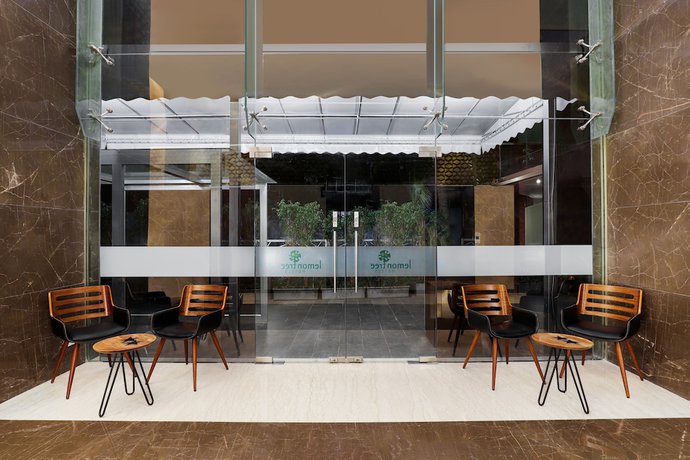 Imagen de los interiores del Hotel Lemon Tree Kalina Mumbai. Foto 18