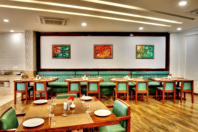 Imagen del bar/restaurante del Hotel Lemon Tree , Katra. Foto 7