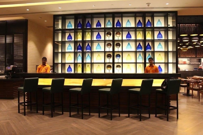 Imagen del bar/restaurante del Hotel Lemon Tree Premier City Center Gurugram. Foto 5