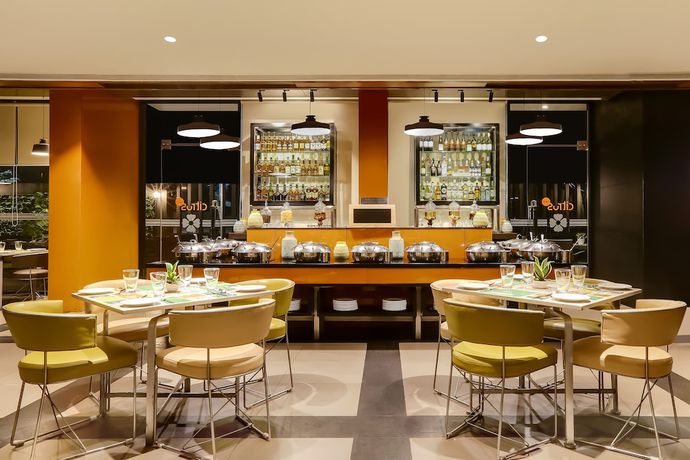 Imagen del bar/restaurante del Hotel Lemon Tree Viman Nagar Pune. Foto 3