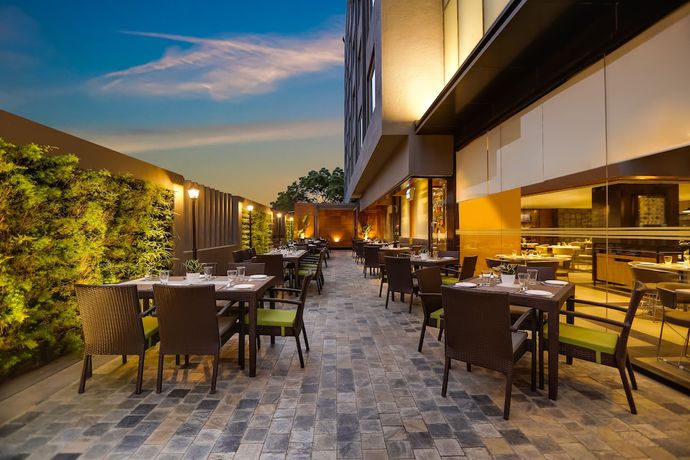 Imagen del bar/restaurante del Hotel Lemon Tree Viman Nagar Pune. Foto 4