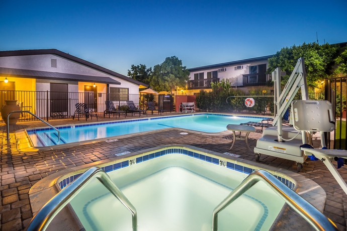Imagen de la piscina del Hotel Lemon Tree and Suites Anaheim. Foto 15