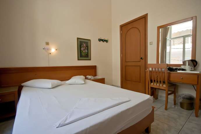 Imagen de la habitación del Hotel Lena, Heraklion. Foto 7