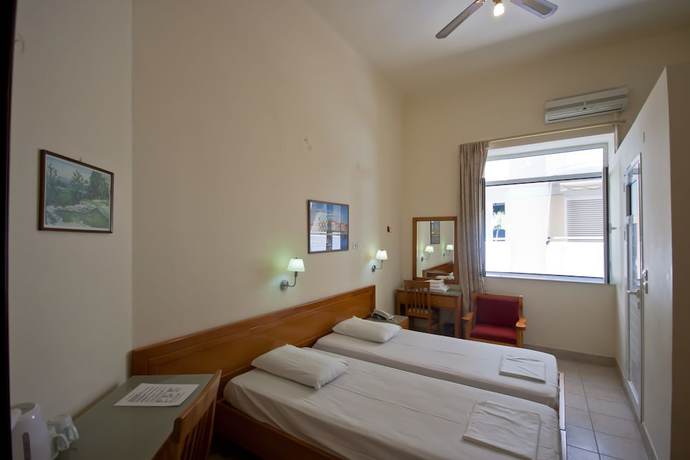 Imagen de la habitación del Hotel Lena, Heraklion. Foto 13